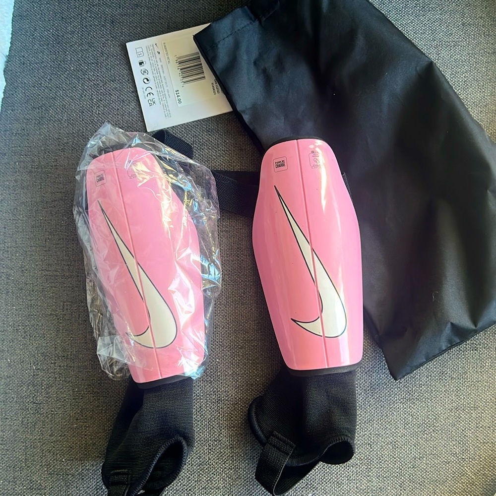NEW Youth Size Large Nike Charge Soccer Guards
